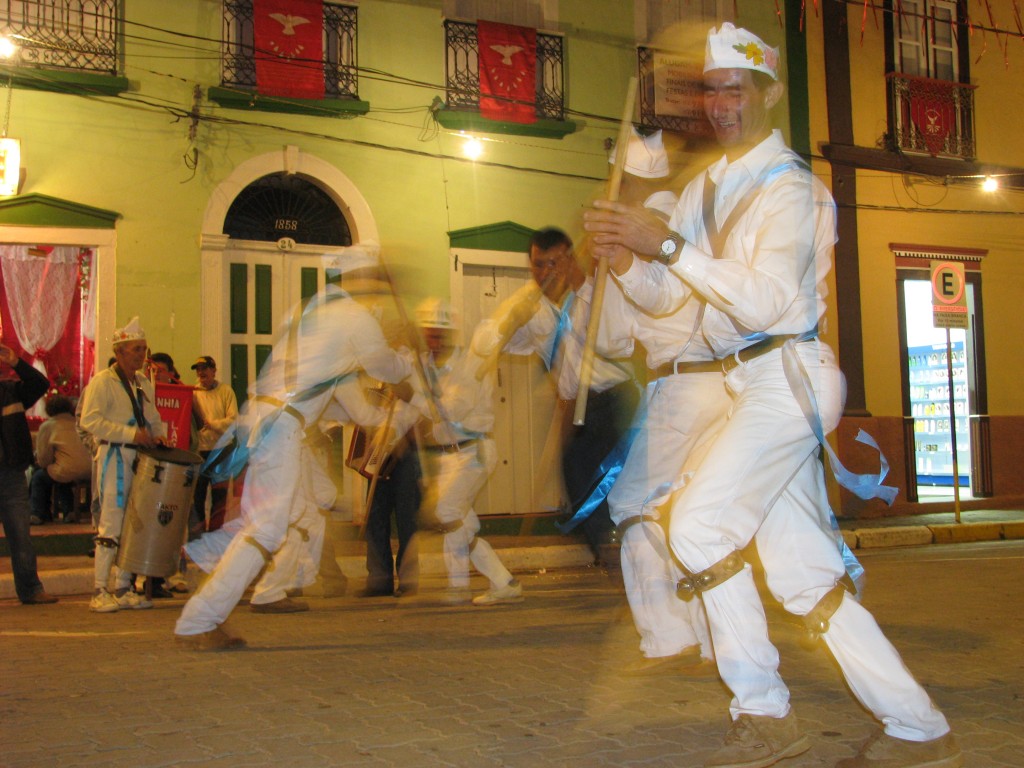 Apresentação de grupo de marujada durante a Festa do Divino Espírito Santo, em São Luís do Paraitinga (SP)